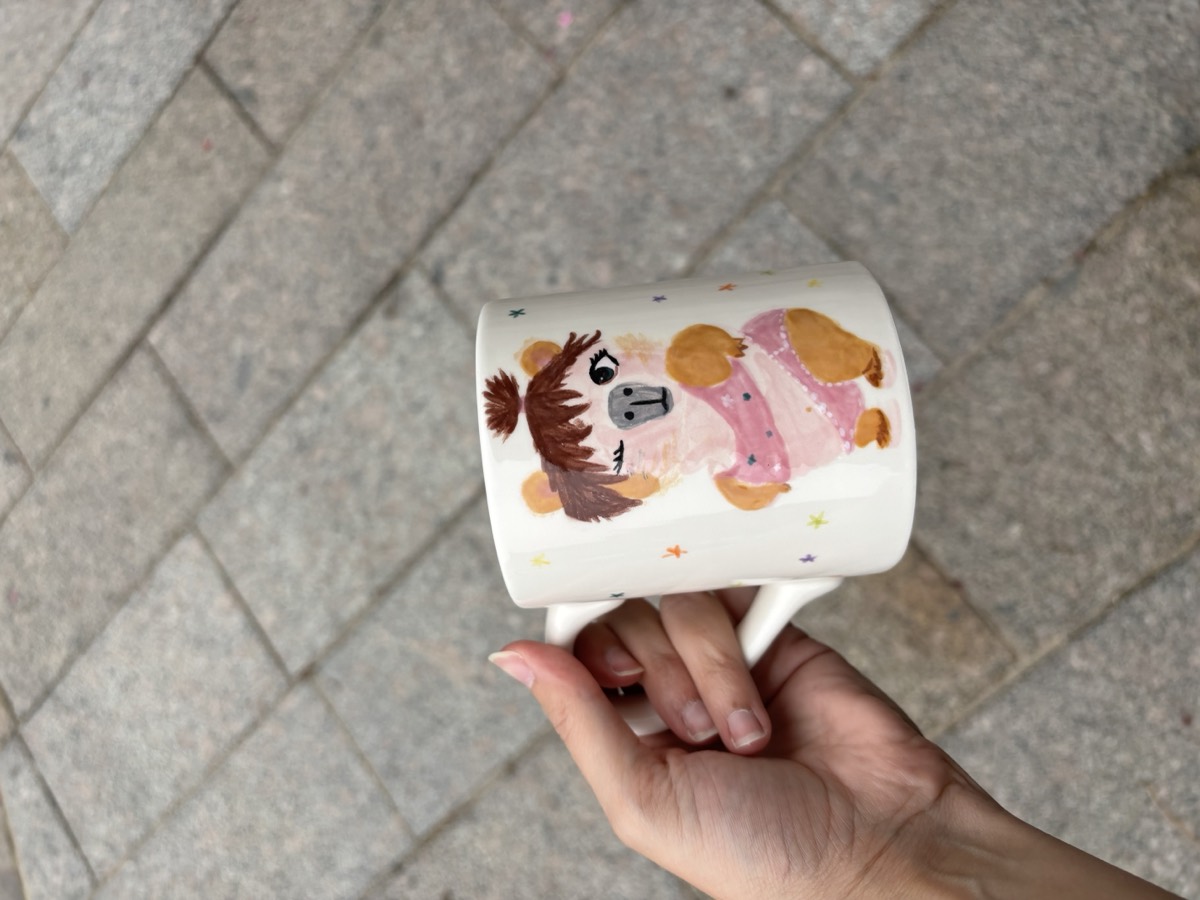 Mug illustré d'un ourson en robe rose — réalisation à l'atelier céramique Chatouille