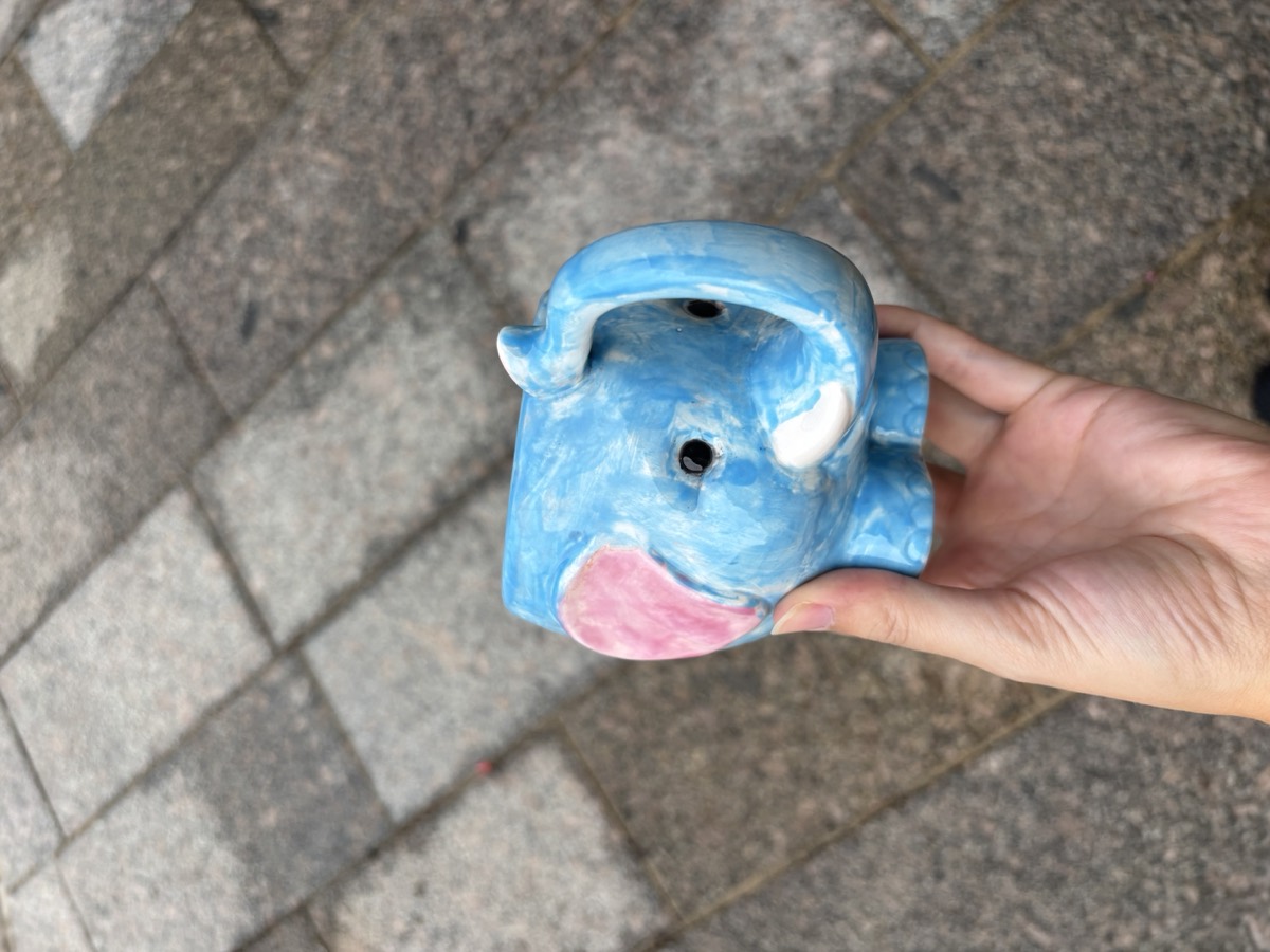 Mug éléphant bleu peint à la main — création de l'atelier Chatouille Café Céramique