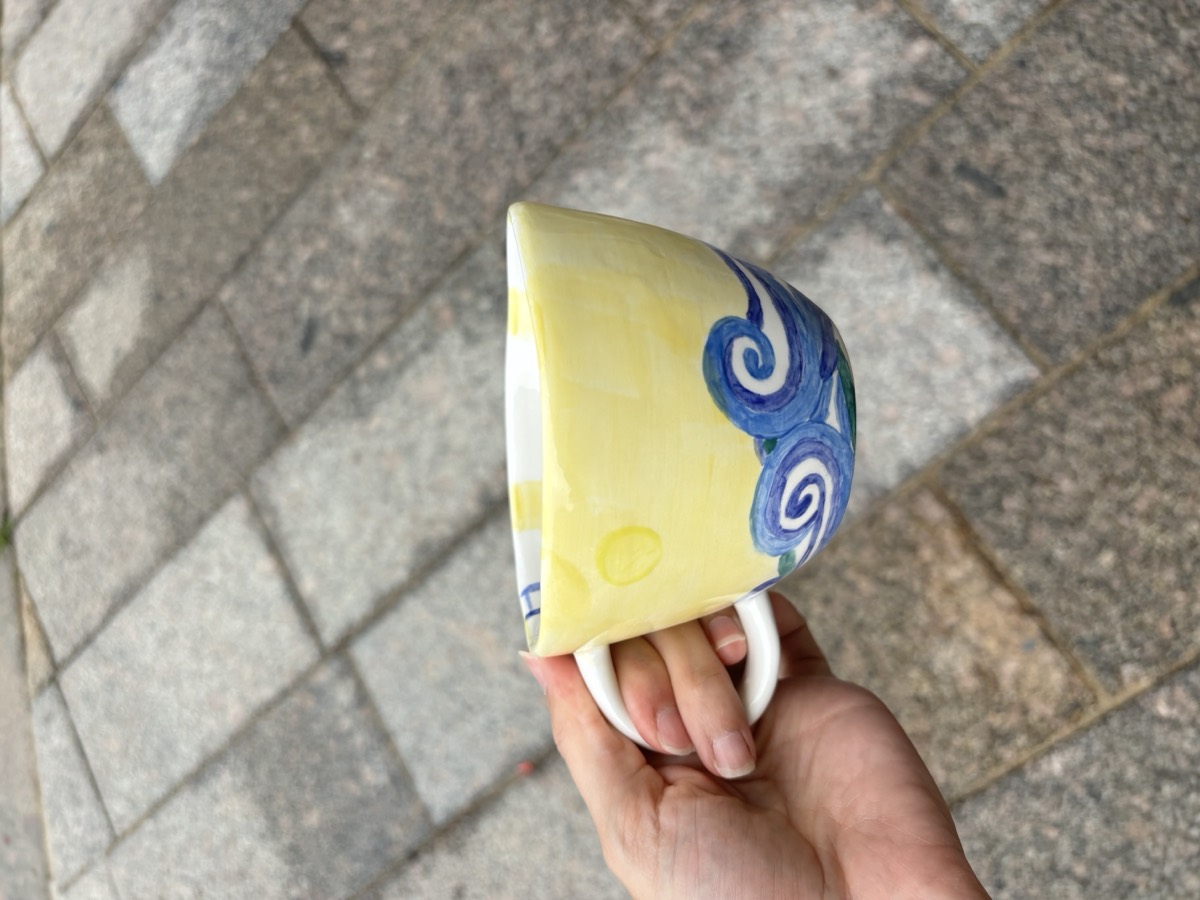 Tasse peinte façon Van Gogh, vagues bleues et ciel jaune — création d'un participant à l'atelier