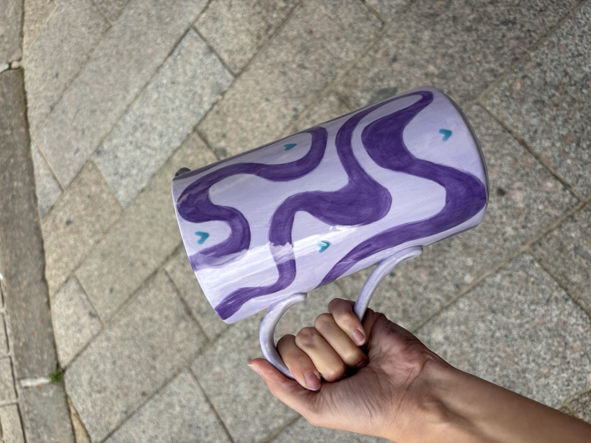 Mug blanc à vagues violettes et petits cœurs — réalisation atelier peinture sur céramique