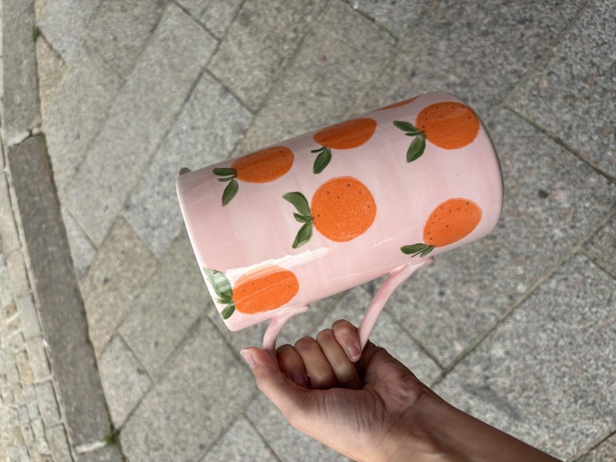 Grand mug rose à motif d'oranges peint à la main — réalisation atelier céramique Saint-Renan