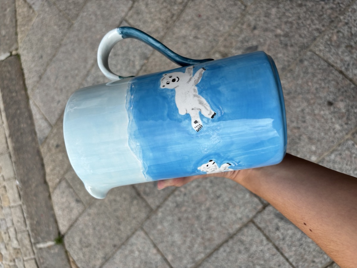 Pichet bleu décoré d'ours polaires — pièce peinte à la main à l'atelier Chatouille