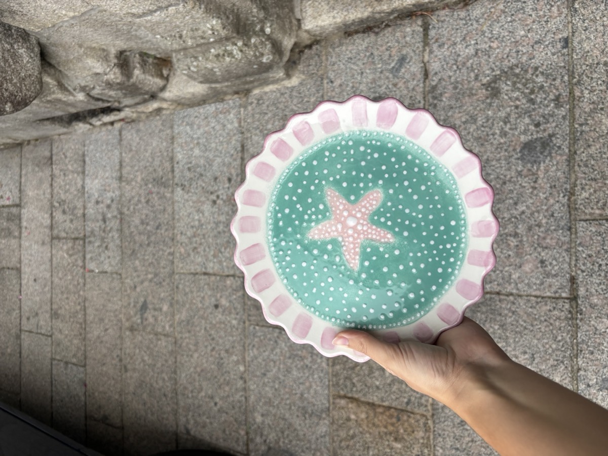 Assiette festonnée vert d'eau ornée d'une étoile de mer — peinture sur céramique, Chatouille Saint-Renan