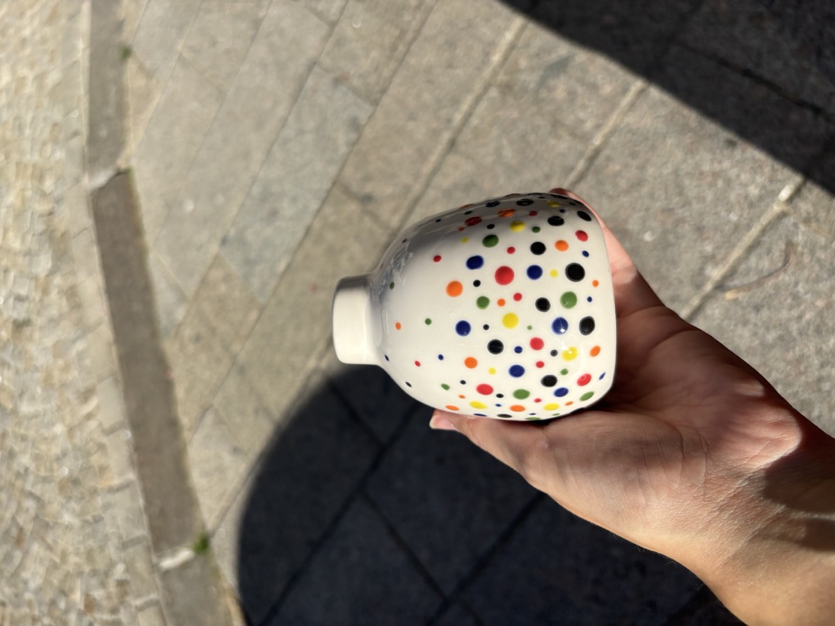 Petit vase blanc à pois multicolores — création d'atelier, Chatouille Café Céramique