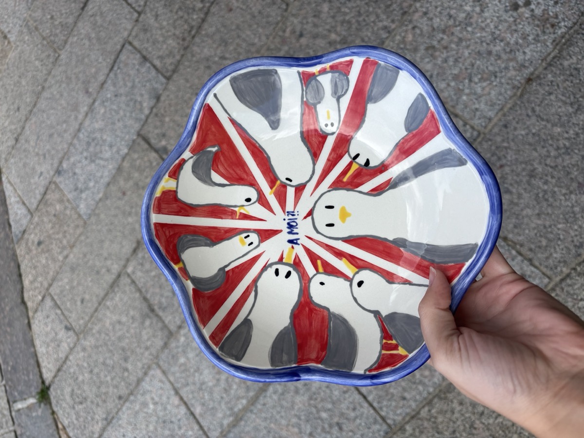 Assiette peinte à la main, ronde de goélands sur fond rouge et blanc — réalisation à l'atelier Chatouille, Saint-Renan